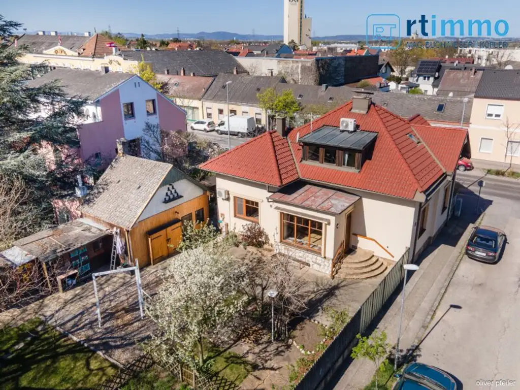 IHR FAMILIENDOMIZIL: KLIMATISIERTE GERÄUMIGE STADTVILLA MIT SCHÖNEM GARTEN, NEBENGEBÄUDEN UND SPIELPLATZ