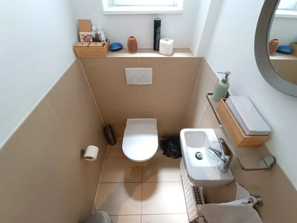 Großzügiges Büro mit Altbau-Charme im 1. Bezirk! Klimatisiert! 5 Räume! Jahrhundertwendehaus mit Lift! Nähe U2/U4 Schwedenplatz!