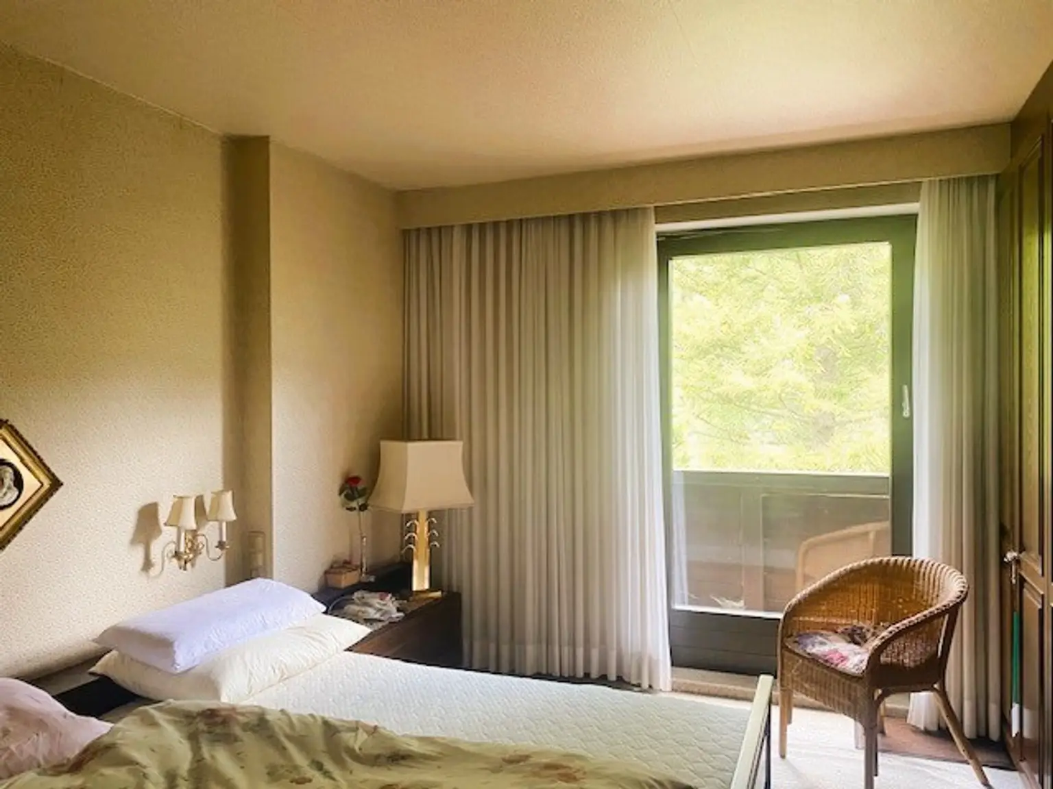Schlafzimmer mit Balkonzugang EG