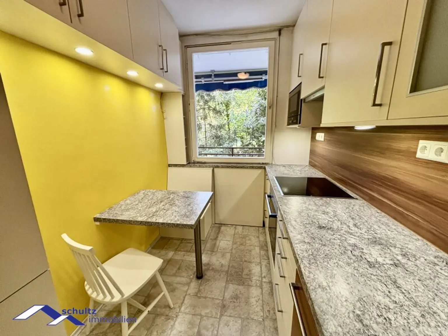 SCHULTZ IMMOBILIEN - Charmante 2-Zimmer-Wohnung in Baden! Ruhelage!  Balkon und Garage!