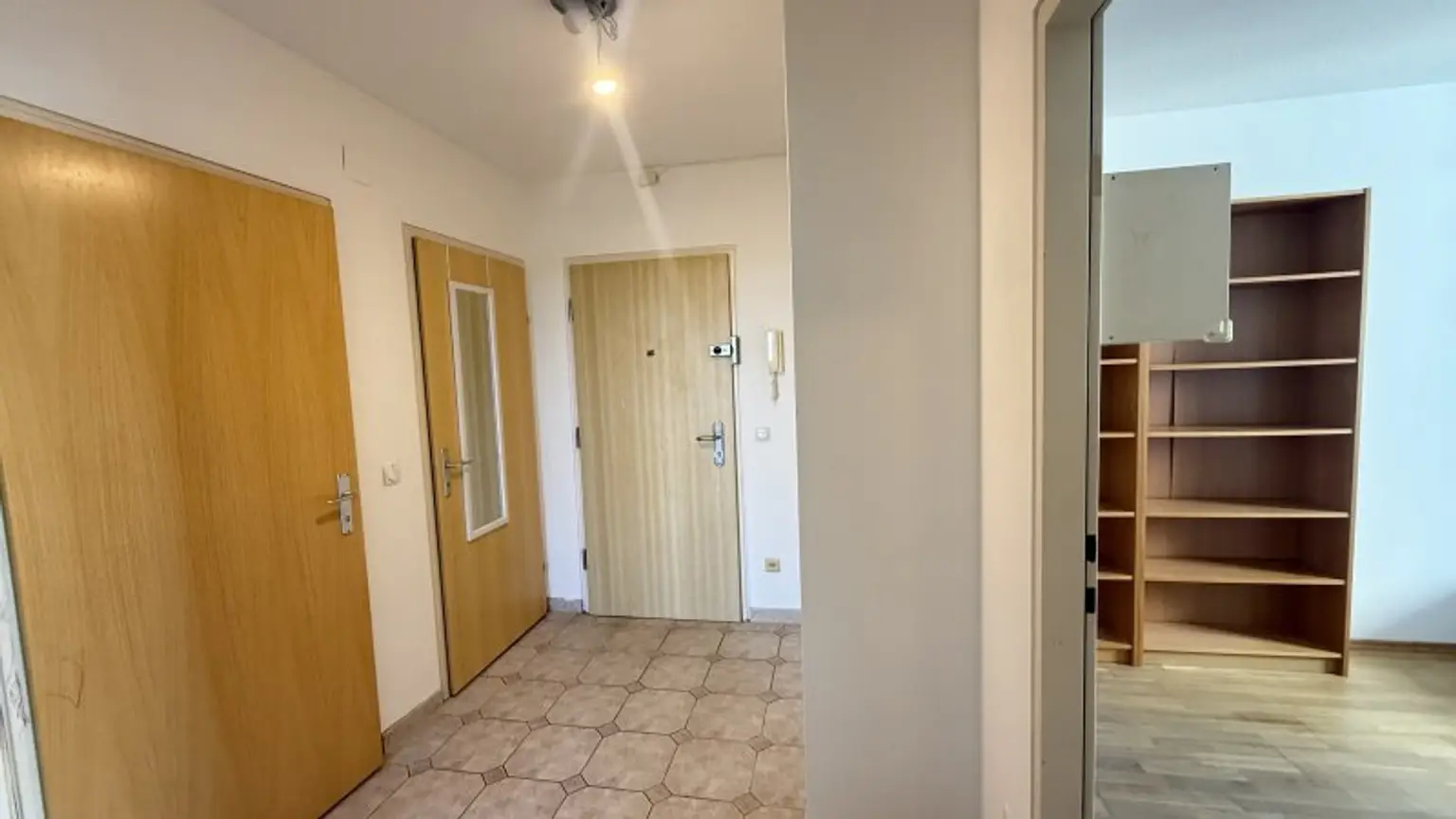 Teilmöblierte 3 Zimmer mit Klima und verglaster Loggia ***** spektakulärer Weitblick + optionaler Garagenstellplatz *****