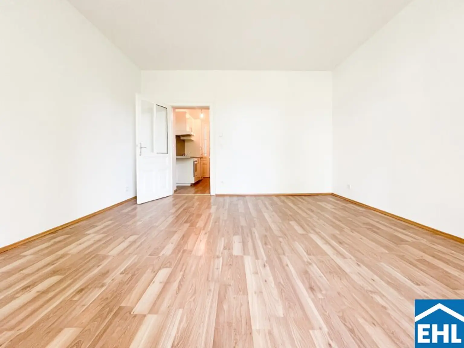 In U-Bahn-Nähe: Singlewohnung in wunderschönem Altbau