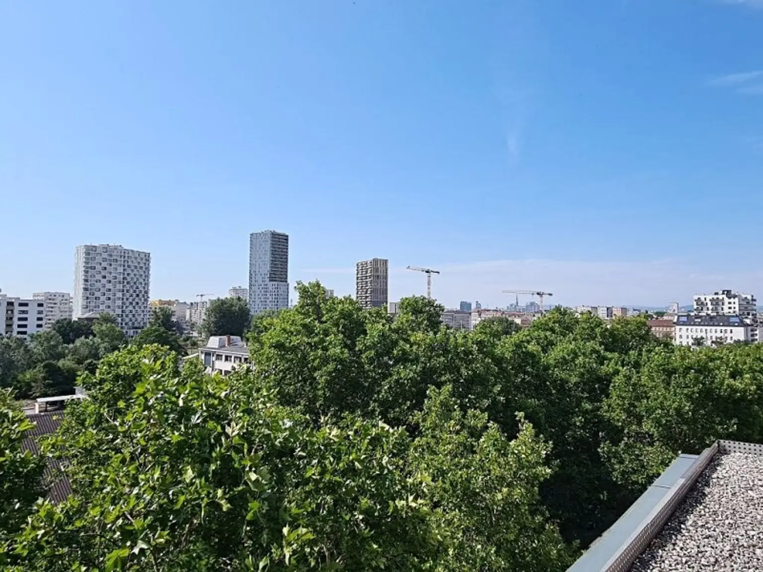 INNSTRASSE, FERNBLICK, unbefristete 97 m2 Dachgeschoß-Maisonette mit Loggia, 2 Zimmer, Komplettküche, Wannenbad, Parketten, gefördert