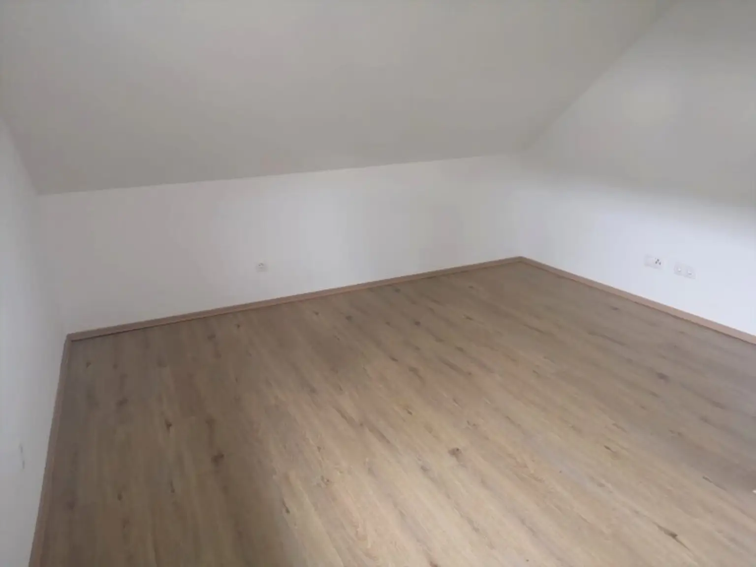GROßZÜGIGE DACHGESCHOSSWOHNUNG MIT BALKON ZUR VERMIETUNG AB 01.10.2025!