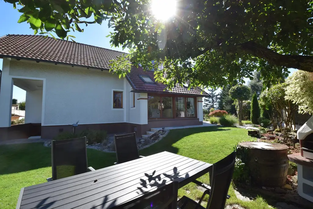 Haus auf großem Grundstück