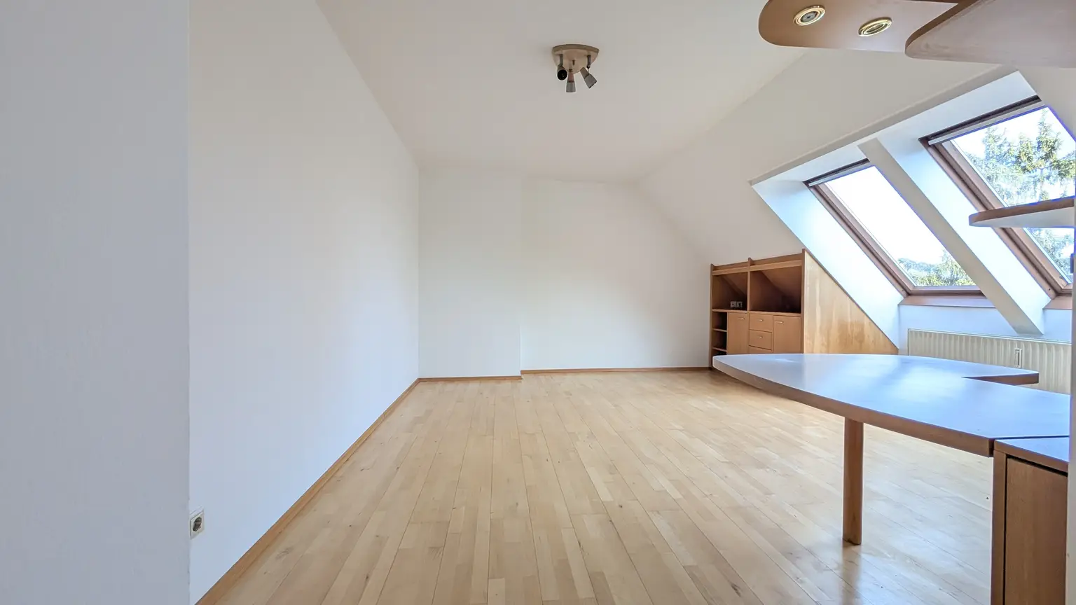 Moderne Dachgeschoß-Garconniere in ruhiger Lage Nähe U4-Unter St. Veit!