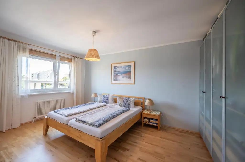 Wohnen im Grünen mit Stadtanschluss: 4 Zimmer | Loggia | PKW-Stellplatz