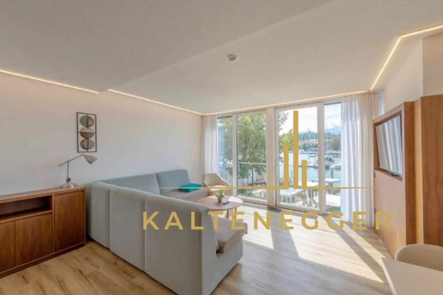 Wohnzimmer mit Blick am See