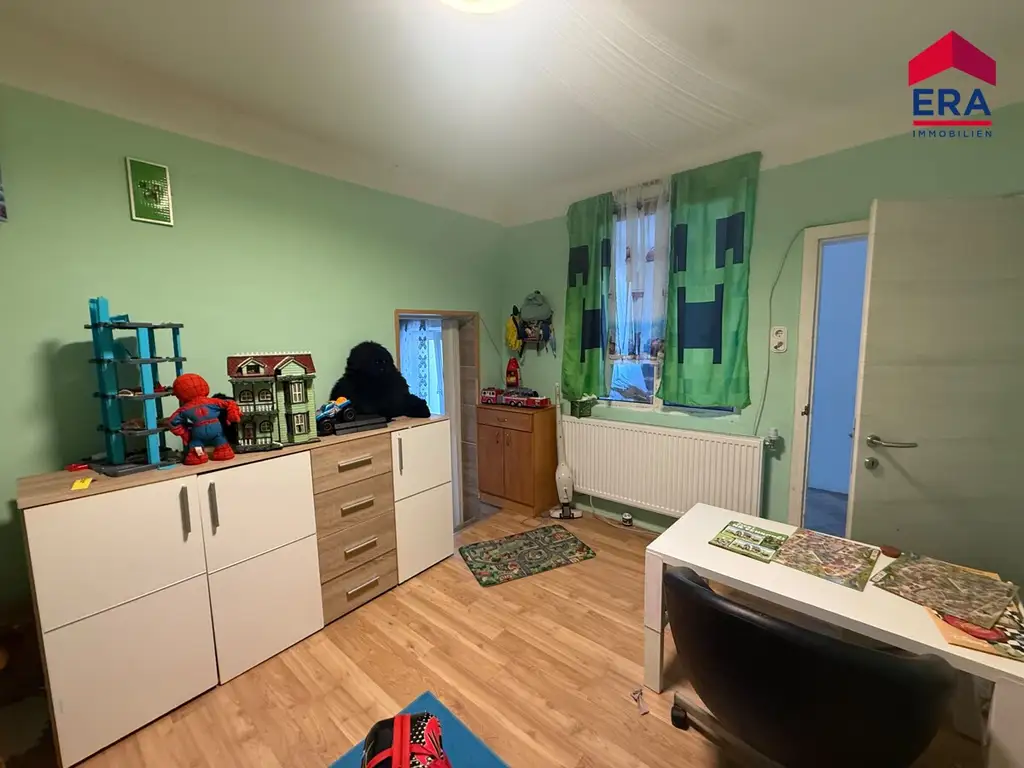 NEU: Viel Platz für Familie, Hobby und Werkstatt – Einfamilienhaus mit 4 Garagen und neuem Dach