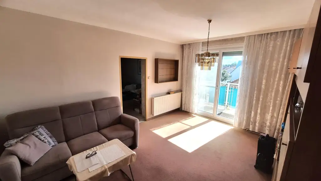 Zentrumsnahe sonnige Dachgeschosswohnung  mit Eckterrasse in Schwechat.