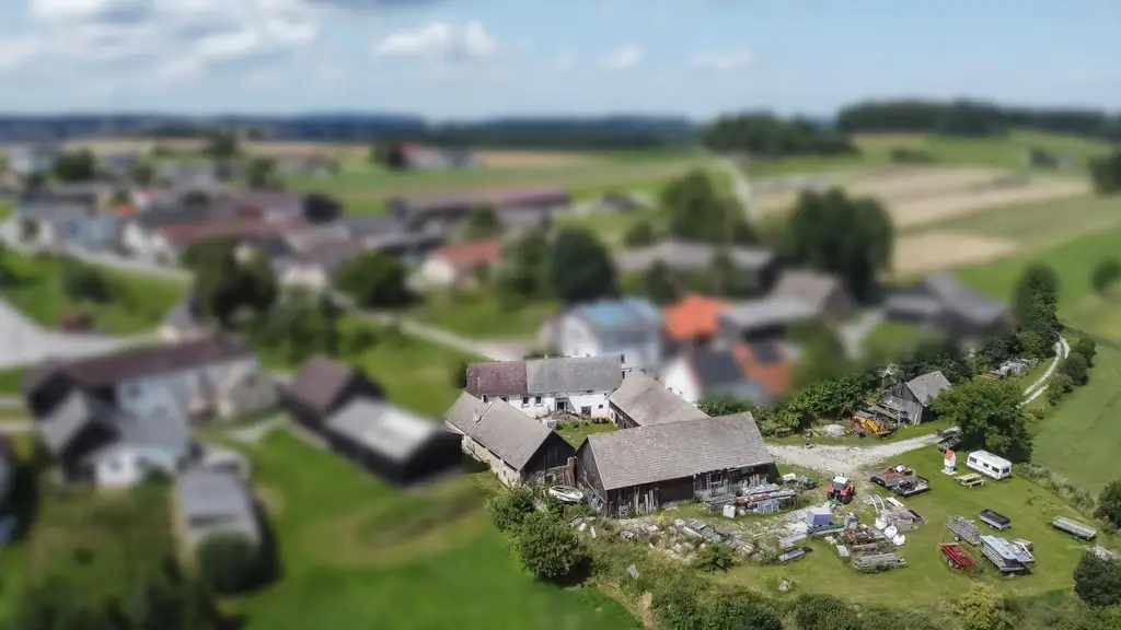 Sanierungsbedürftiger Bauernhof mit Hobby-Autowerkstatt in idyllischer Lage