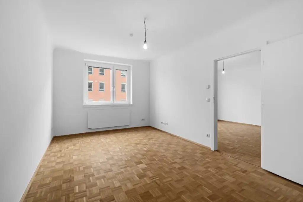 Tolle 2-Zimmer Wohnung mit Balkon & ganz neue Küche ! Verkehrsgünstig gelegen ! UNBEFRISTET !