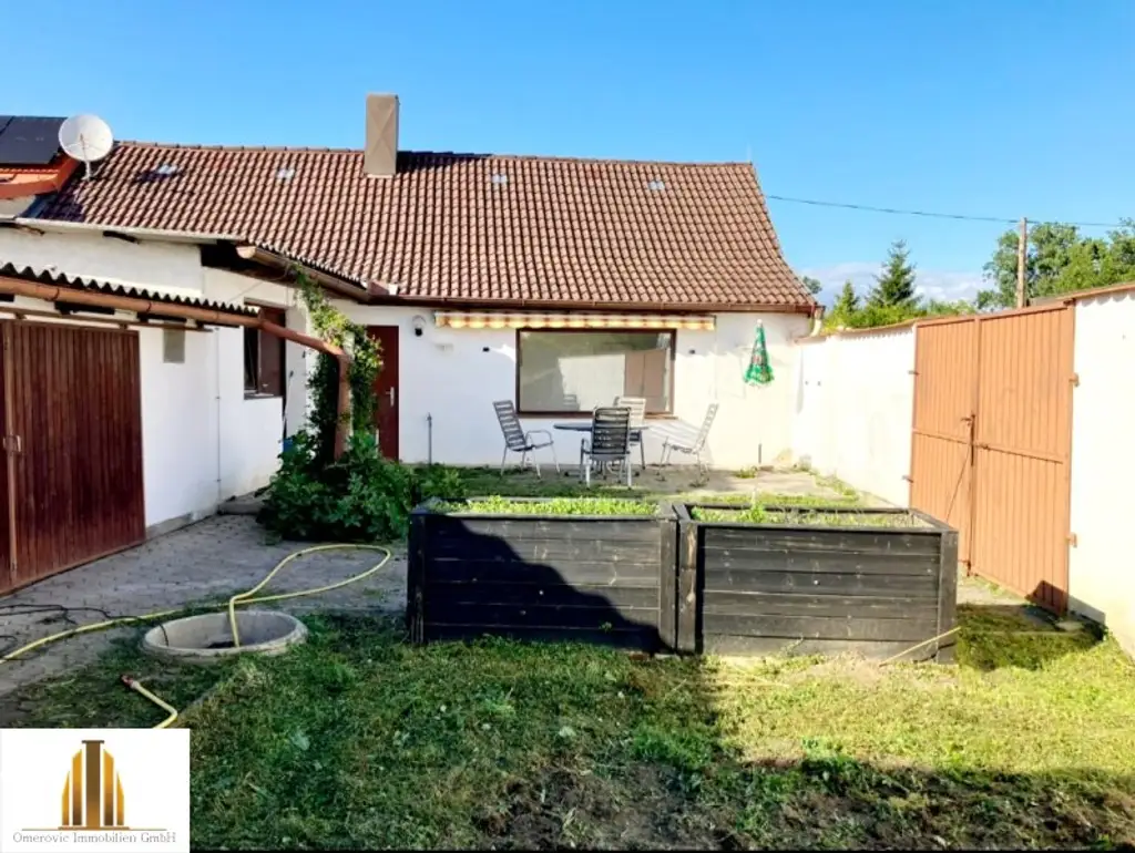 Hübsches, gepflegtes und ebenerdiges Landhaus mit uneinsichtigem Innenhof, großem Garten und Garage, in Seefeld im Weinviertel, Nähe Hollabrunn!