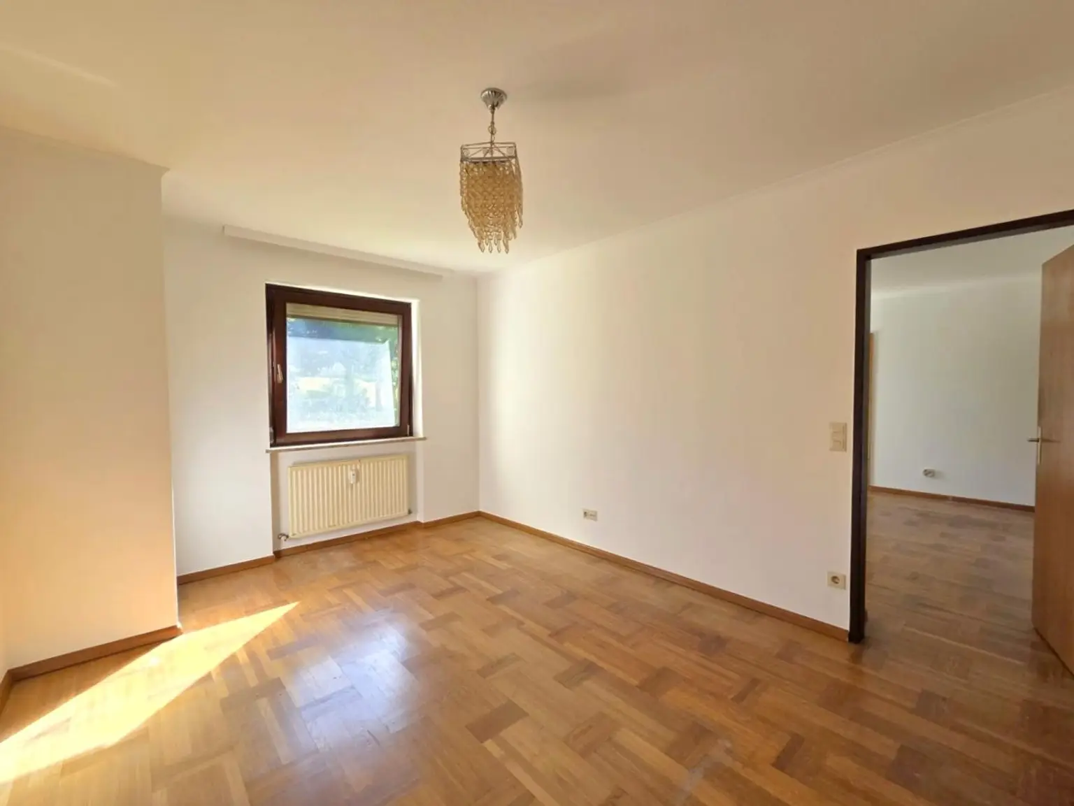 Eigentumswohnung mit Loggia und TG-Parkplatz, Sanierungsbedarf