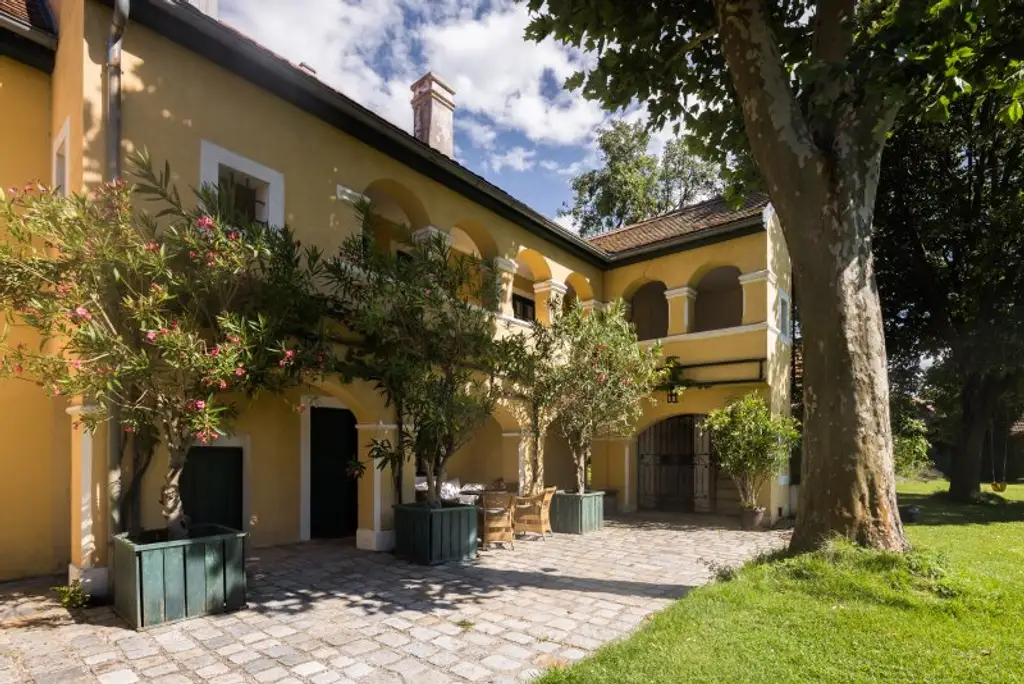 Historische Mühle inmitten von Wiesen und Feldern, nur unweit von Wien