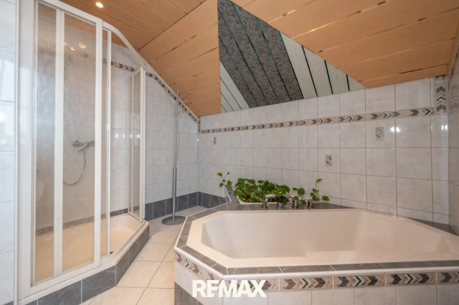 Badezimmer (OG)