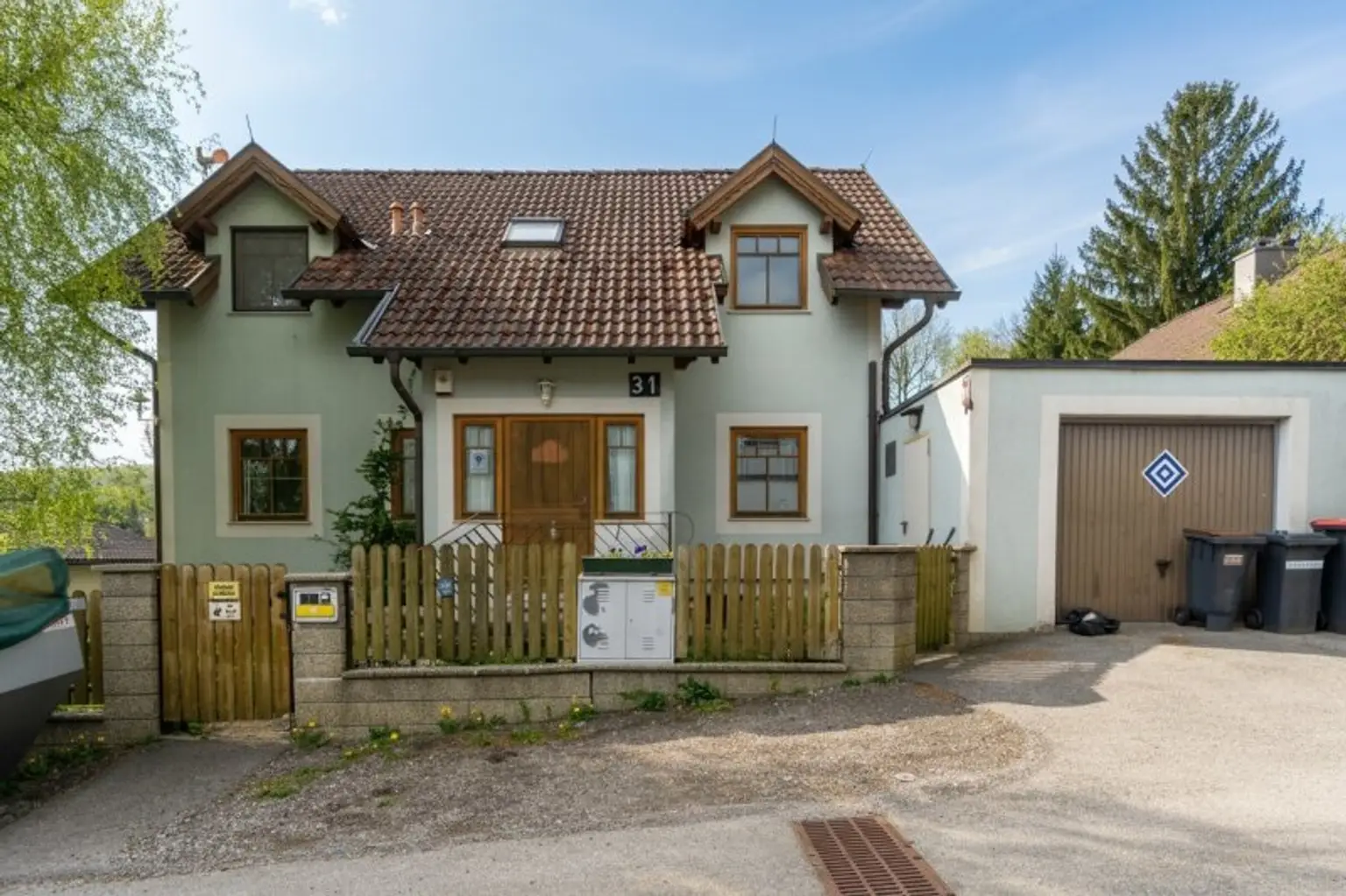 straßenseitige Hausansicht und Garage