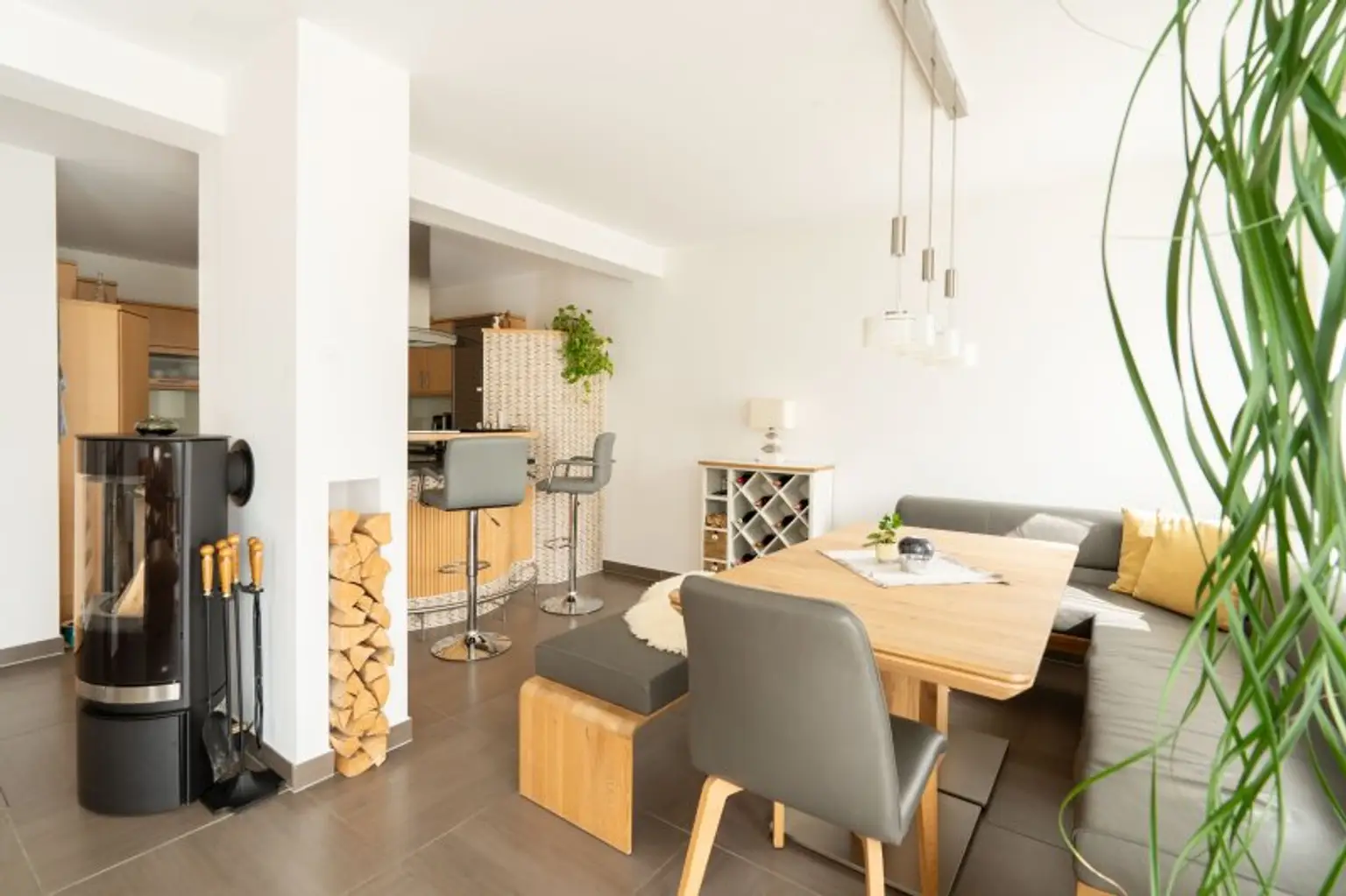 Traumhafte Doppelhaushälfte in Rutzing – Modernes Wohnen mit Pool, Kamin und großzügigem Garten!