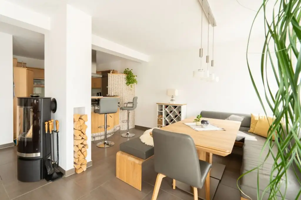 Traumhafte Doppelhaushälfte in Rutzing – Modernes Wohnen mit Pool, Kamin und großzügigem Garten!
