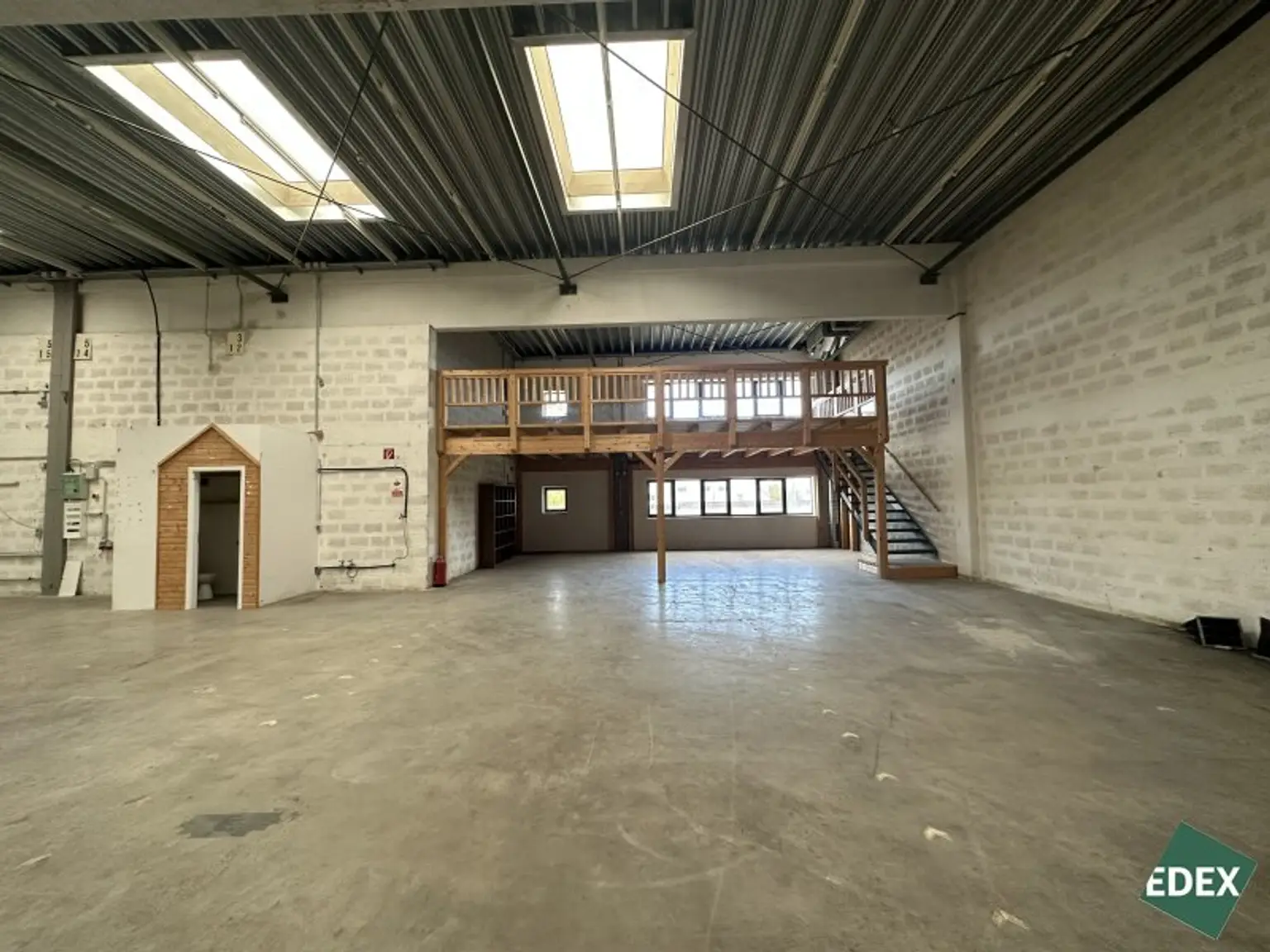 Großzügige Lagerhalle samt Büro