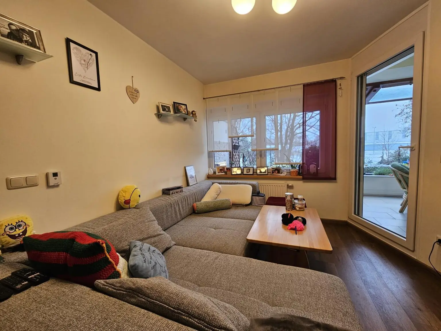 Wohnzimmer mit Zugang zur Loggia EG