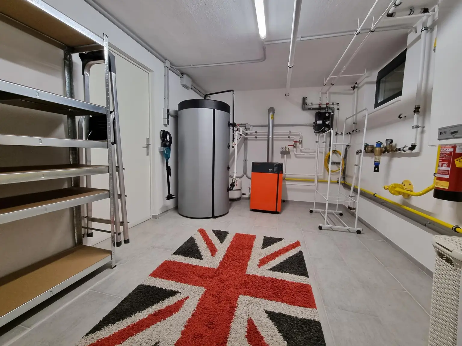 LIEBEVOLLER BUNGALOW MIT GEPFLEGTEM GARTEN IN TRAUMHAFTER RUHELAGE