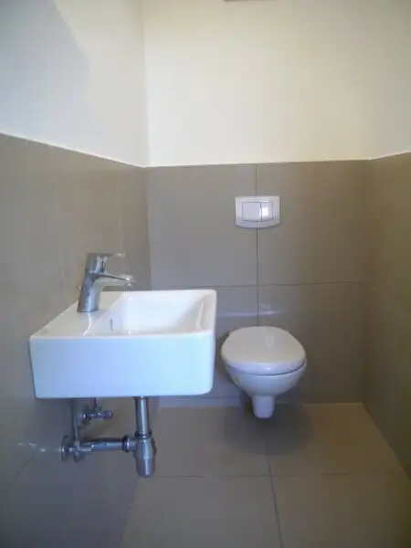 FÜR SINGLES ODER PAARE MIT FIXEM EINKOMMEN - GROSSZÜGIGE WOHNUNG MIT TERRASSE