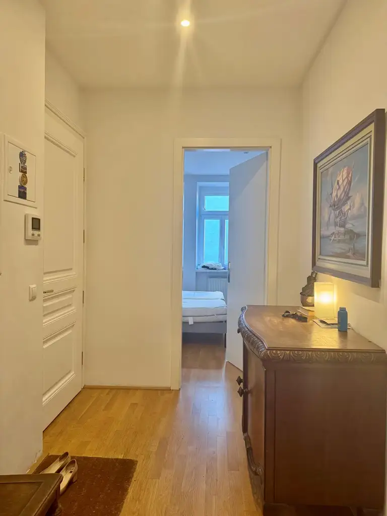 Altbaujuwel! Generalsanierte 3-Zimmer-Wohnung mit hofseitiger Loggia, nur 5. Min fußläfig zur U-Bahn und zum Schlosspark Schönbrunn!