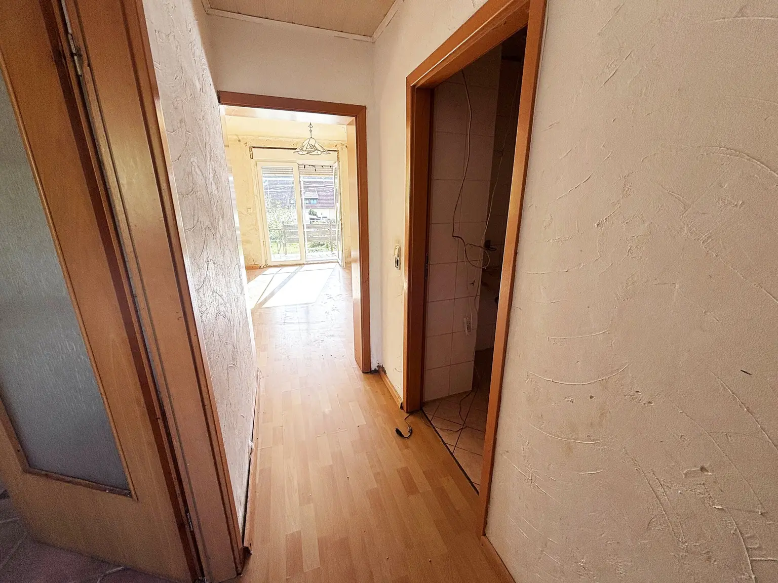 Flur_OG_mit_Blick_ins_Zimmer