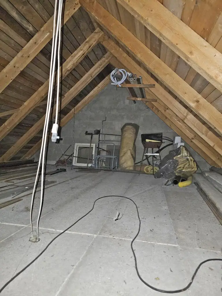 Einfamilienhaus mit Garage und Terrasse.