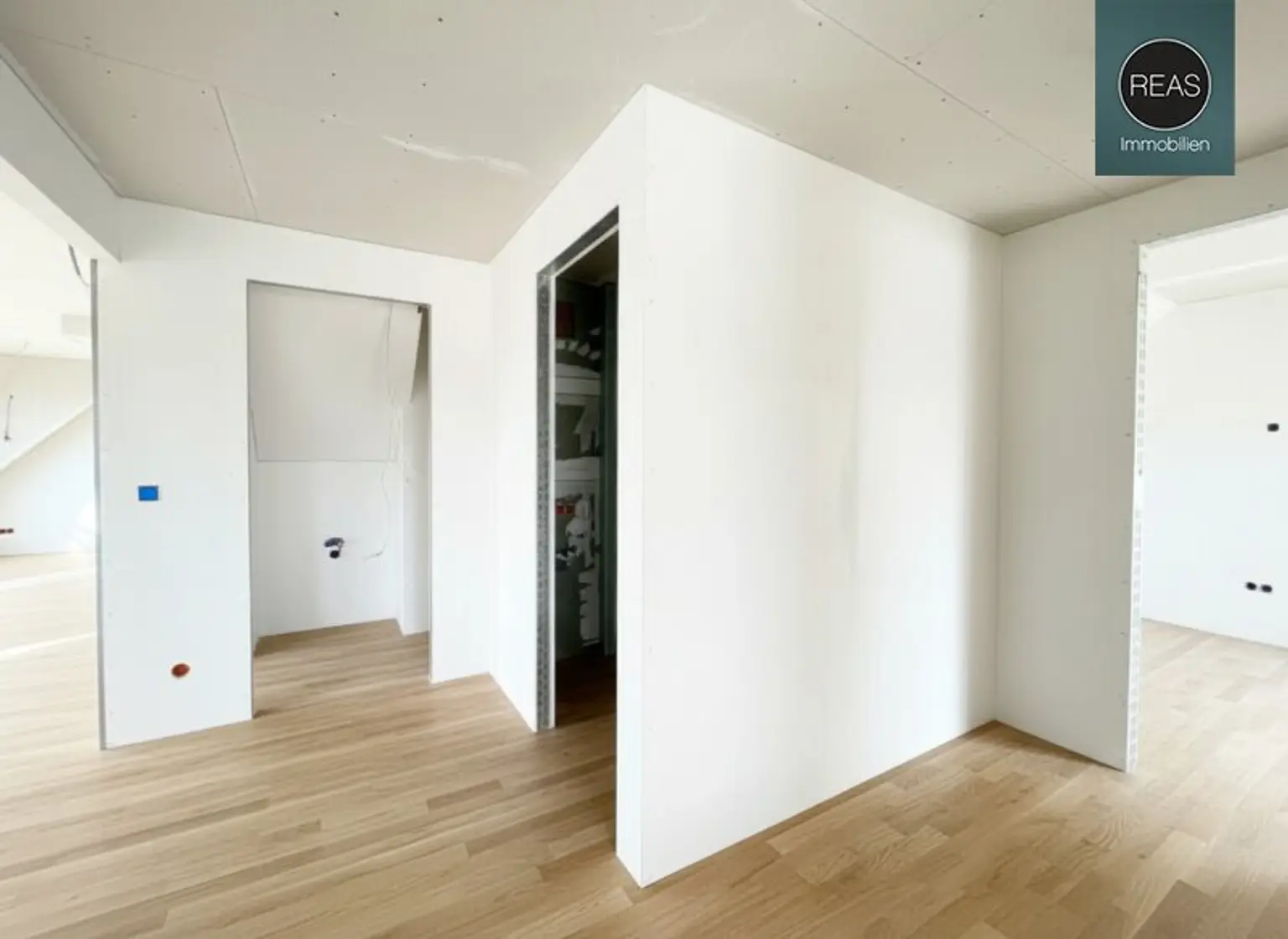 Erstbezug: Atemberaubendes Dachgeschoss - Apartment (klimatisiert) mit 3 Terrassen und hochwertiger Ausstattung im Trendbezirk Ottakring!
