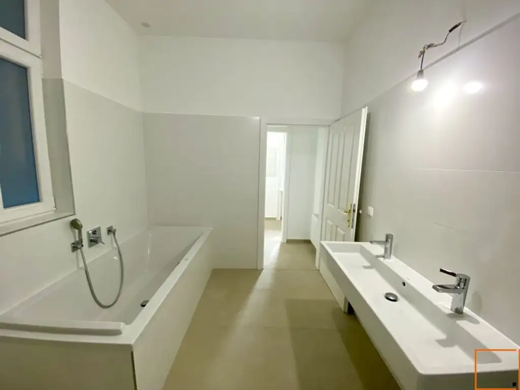 Museumsquartier: Erstbezug: Elegante 5,5 Zimmer-Altbauwohnung mit Balkon