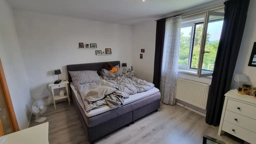 Einfamilienhaus mit Pool und großem Garten in verkehrsgünstiger Lage