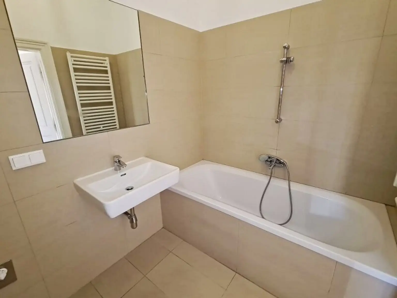 ROCHUSMARKT-NÄHE, sonnige 103 m2 Altbau, 3 Zimmer, WG-geeignet, Küche, Wannenbad, Parketten, Geusaugasse