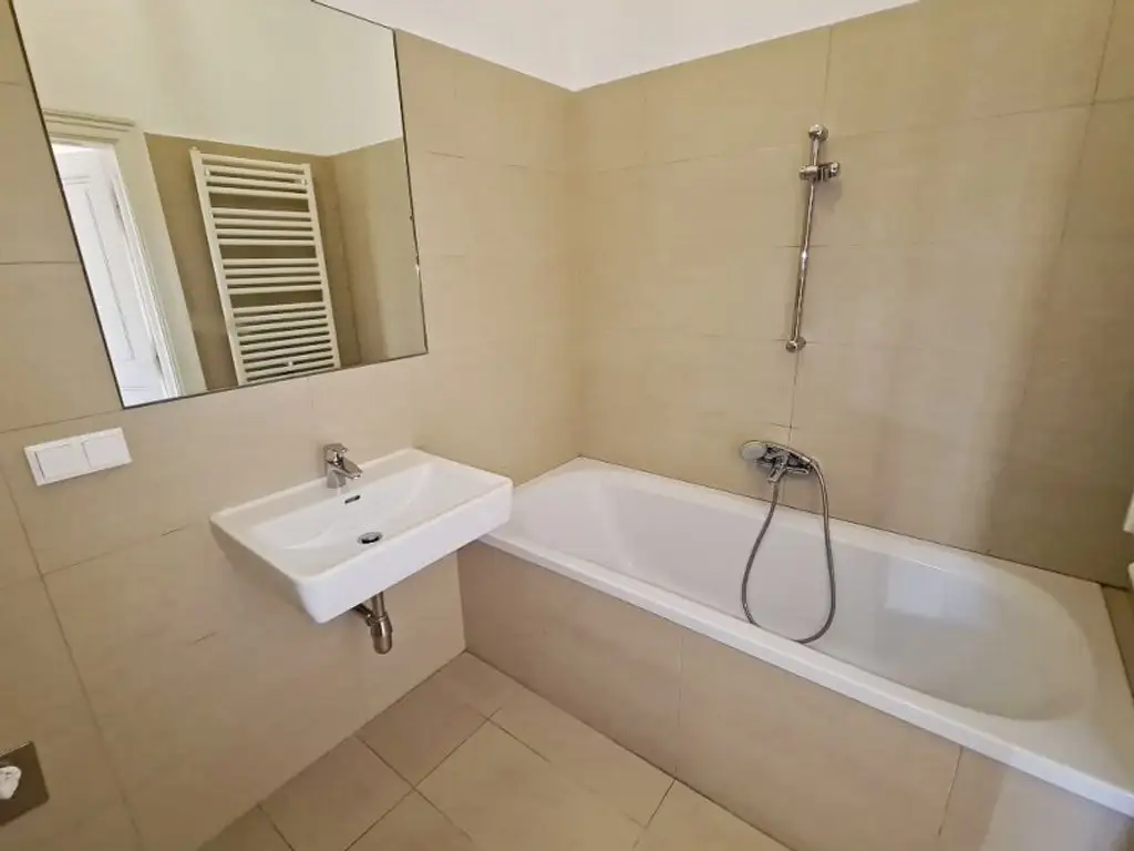 ROCHUSMARKT-NÄHE, sonnige 103 m2 Altbau, 3 Zimmer, WG-geeignet, Küche, Wannenbad, Parketten, Geusaugasse