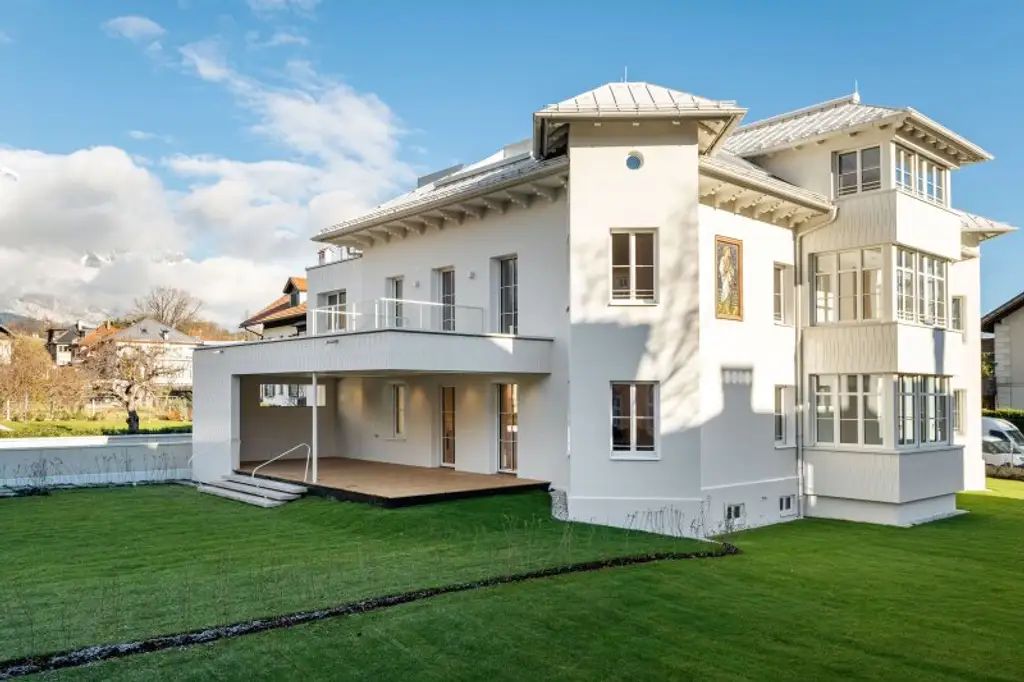 ELEGANZ TRIFFT MODERNE: Luxuriöse 3-Zimmer-Wohnung mit sonnigem Balkon inkl. Bergblick im Villenviertel zu mieten!