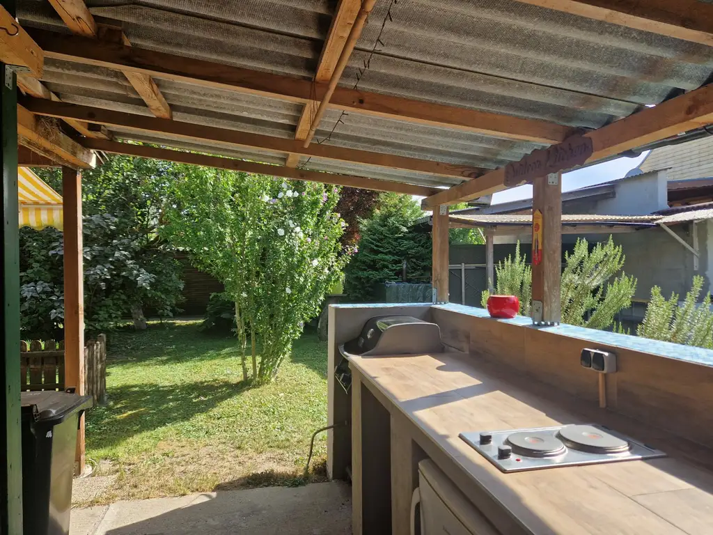LIEBEVOLLES LANDHAUS FÜR ZWEI PERSONEN IN GRÜNLAGE MIT GESCHLOSSENEM, ABSOLUT UNEINSEHBAREM INNENHOF UND HERRLICHEM GARTEN SAMT GRILLPLATZ UND NEBENGEBÄUDEN
