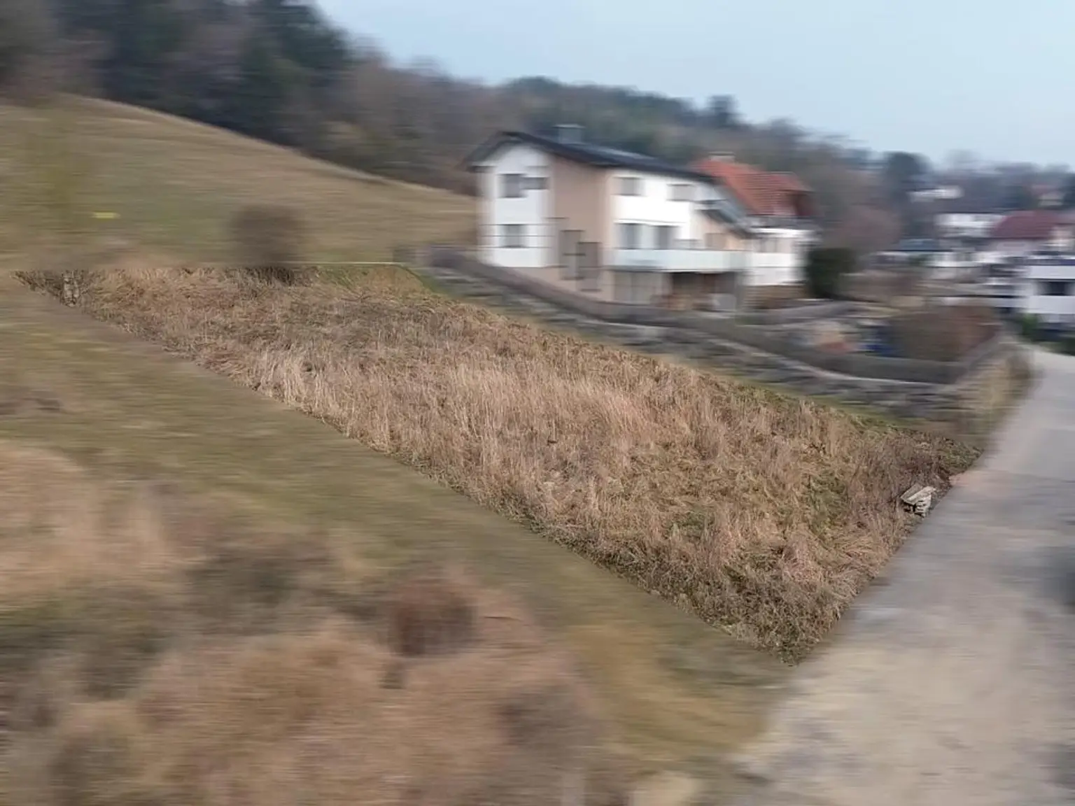 Drohnenaufnahme: Grundstück scharf - Umgebung unscharf