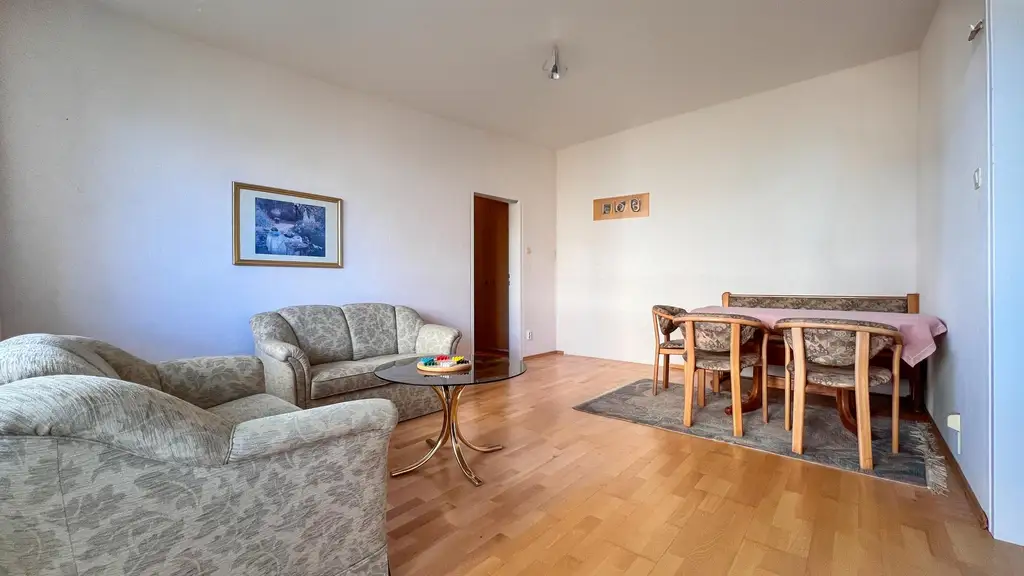 Eigentumswohnung mit Loggia – zentrale Lage in Fischamend