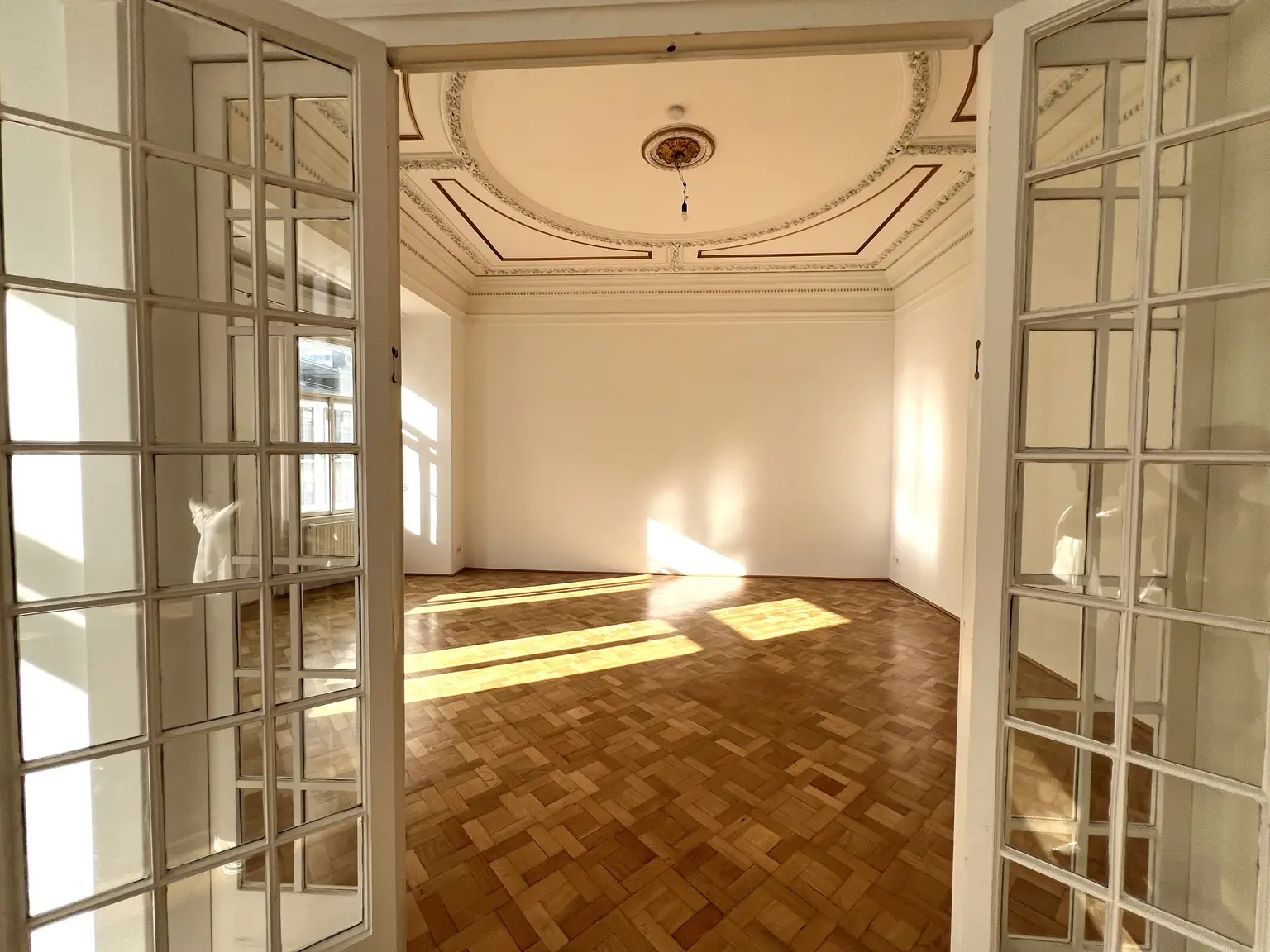 Prunkvolle 6-Zimmer Wohnung im repräsentativen Haus / Impressive 6-room-apartment in a representative building