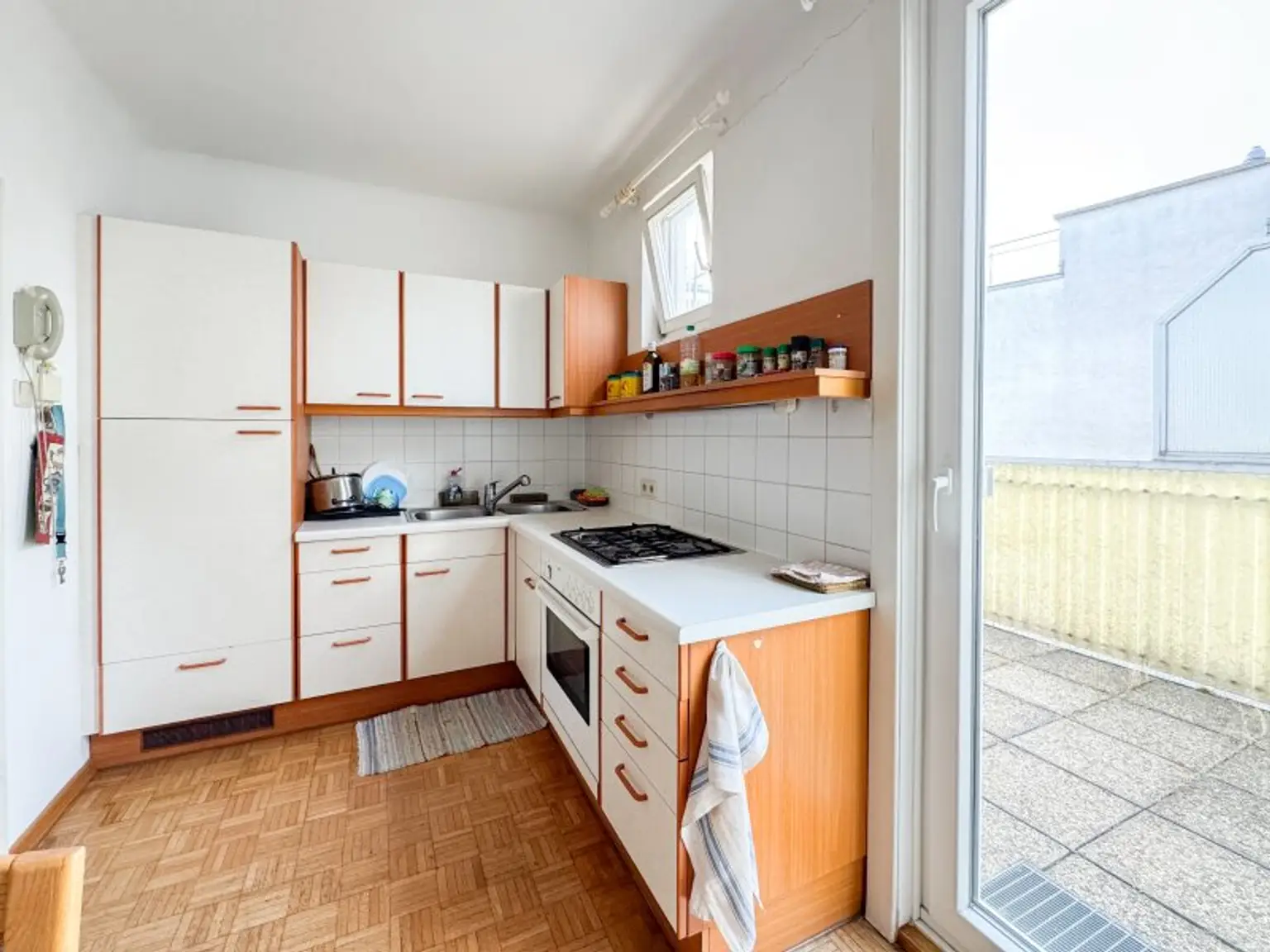 DACHGESCHOSSWOHNUNG MIT TERRASSE - möbliert oder unmöbliert