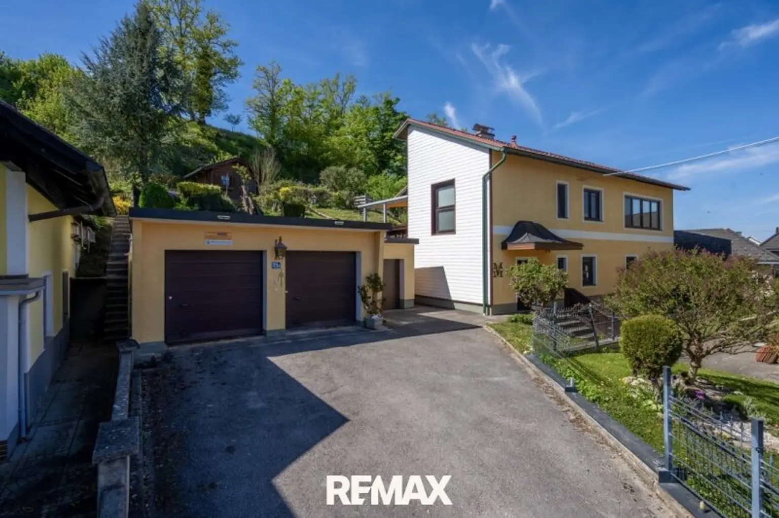 Außenansicht mit Blick zu den Garagen