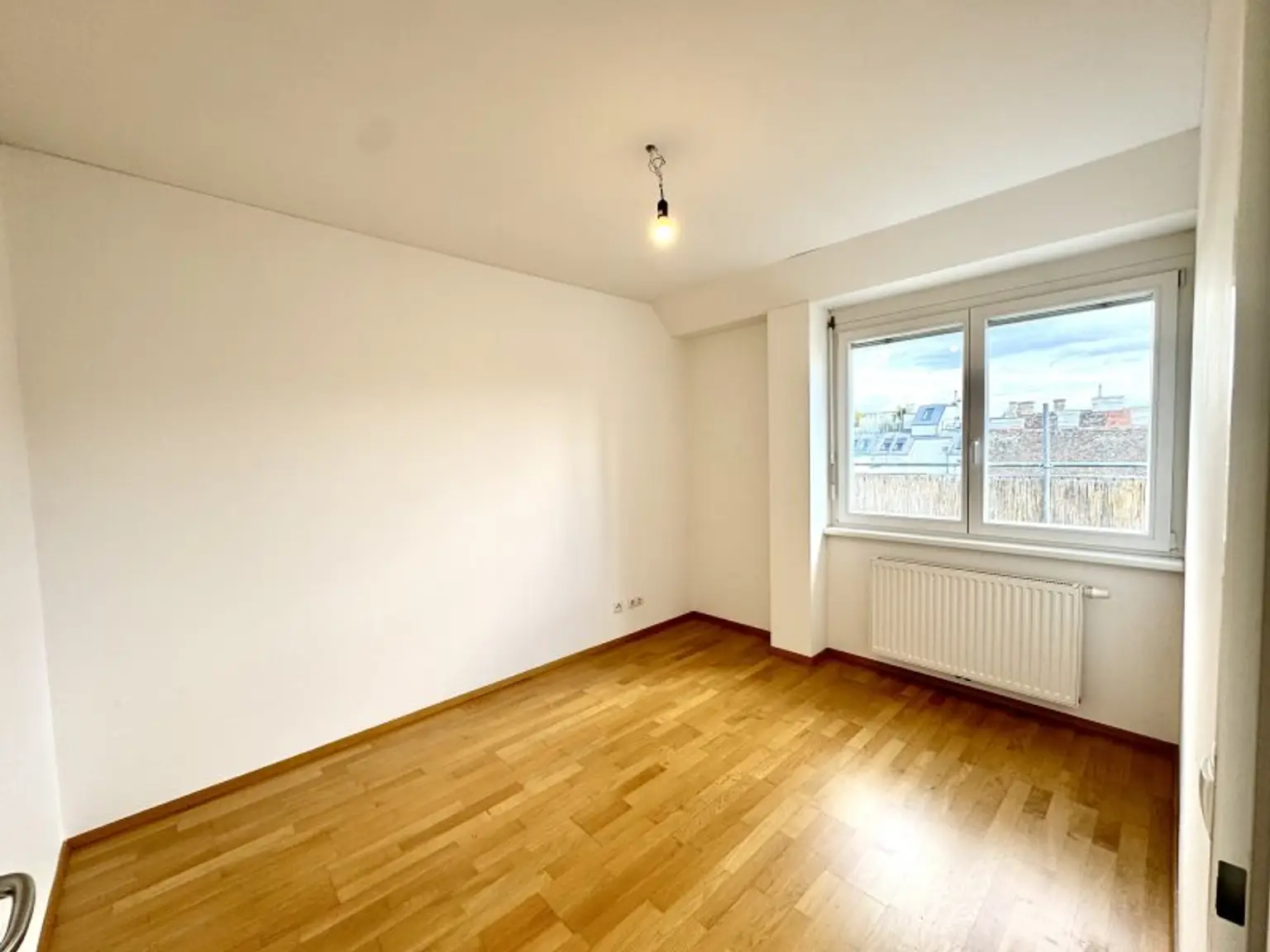 NEU! Lichdurchflutete Maissonette Dachgeschosswohnung mit Dachterrasse im Servitenviertel zu vermieten! Mit Blick auf Stephansdom und Kahlenberg!