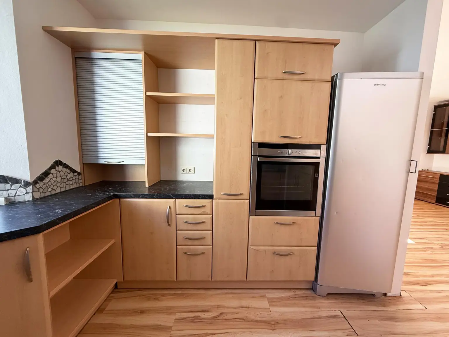 Wohnzimmer mit offener Küche