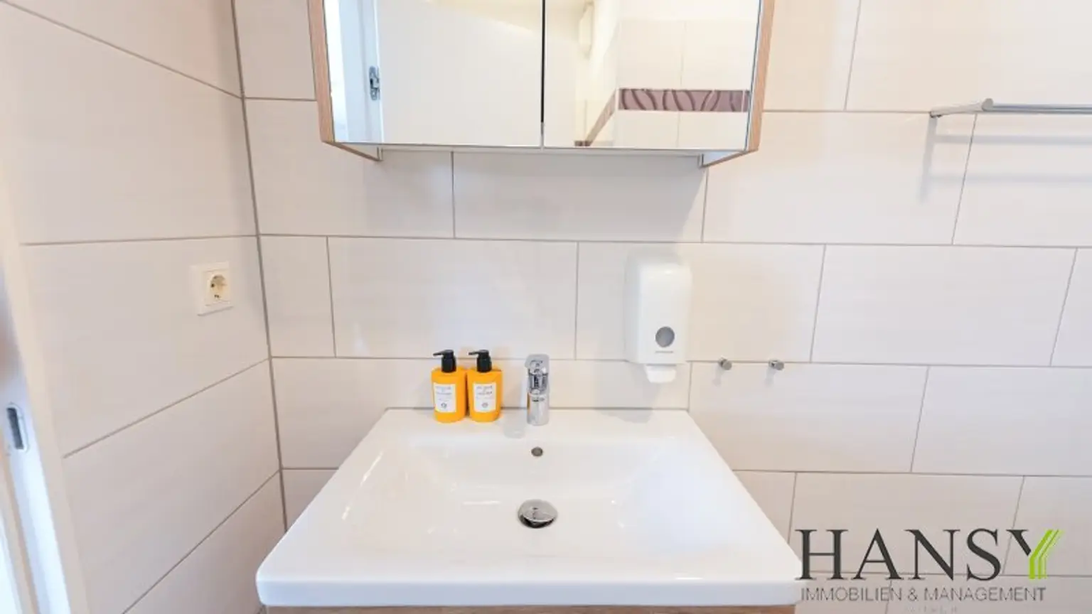 Charmantes vollmöbliertes Dachgeschoss-Studio mit Lift, Terrasse und Weitblick!