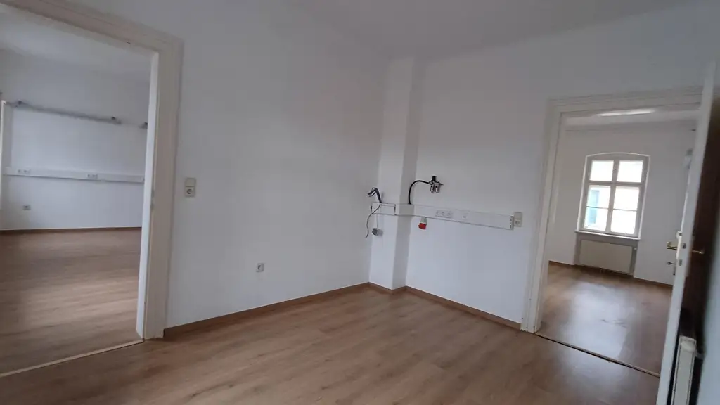 3 Bürohäuser, 38 Parkplätze in Toplage, hochfrequentiert, beste Infrastruktur