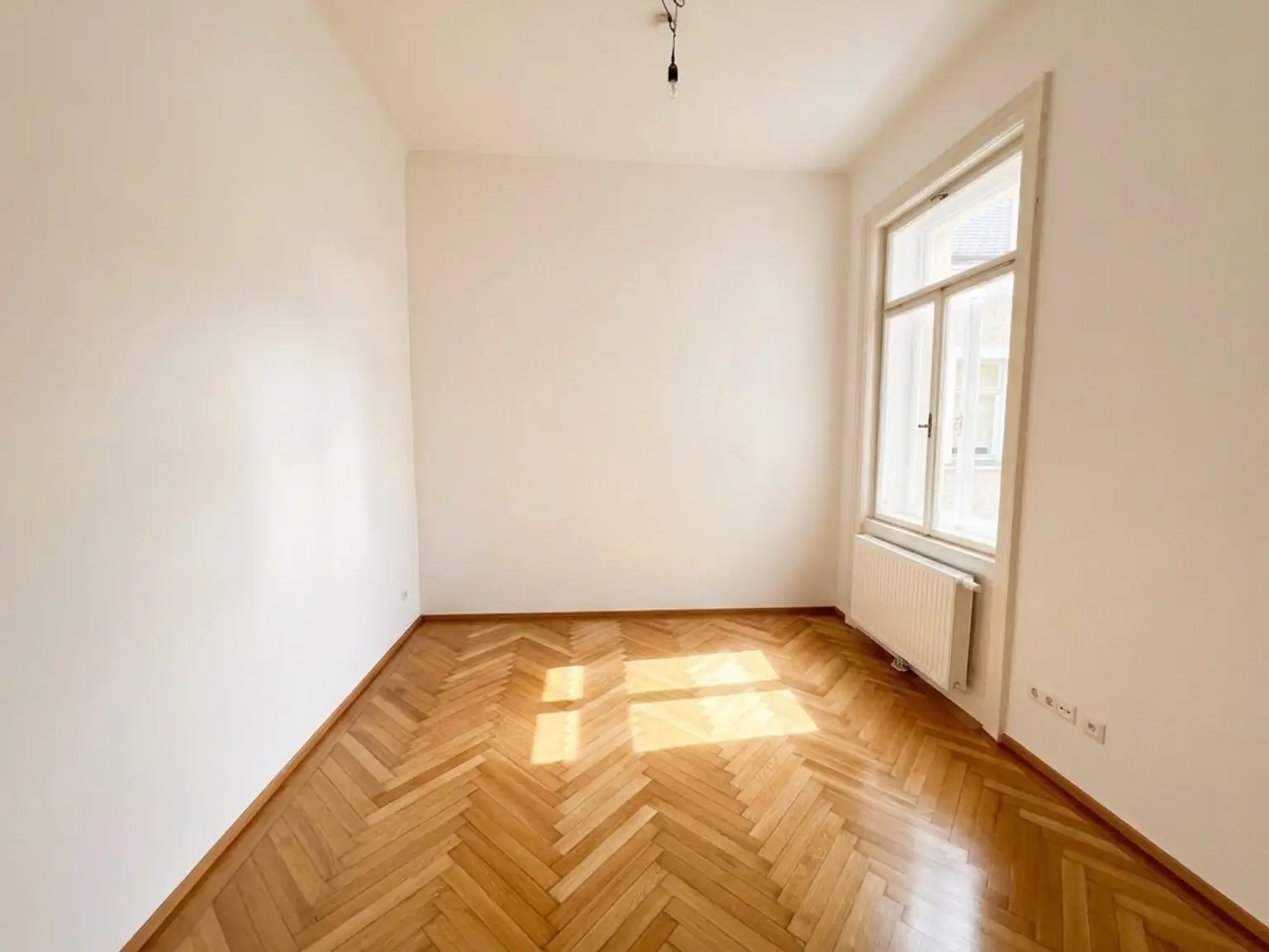 UNBEFRISTET: Wohnen in Bestlage in einer ruhigen Altbauwohnung im repräsentativen Haus