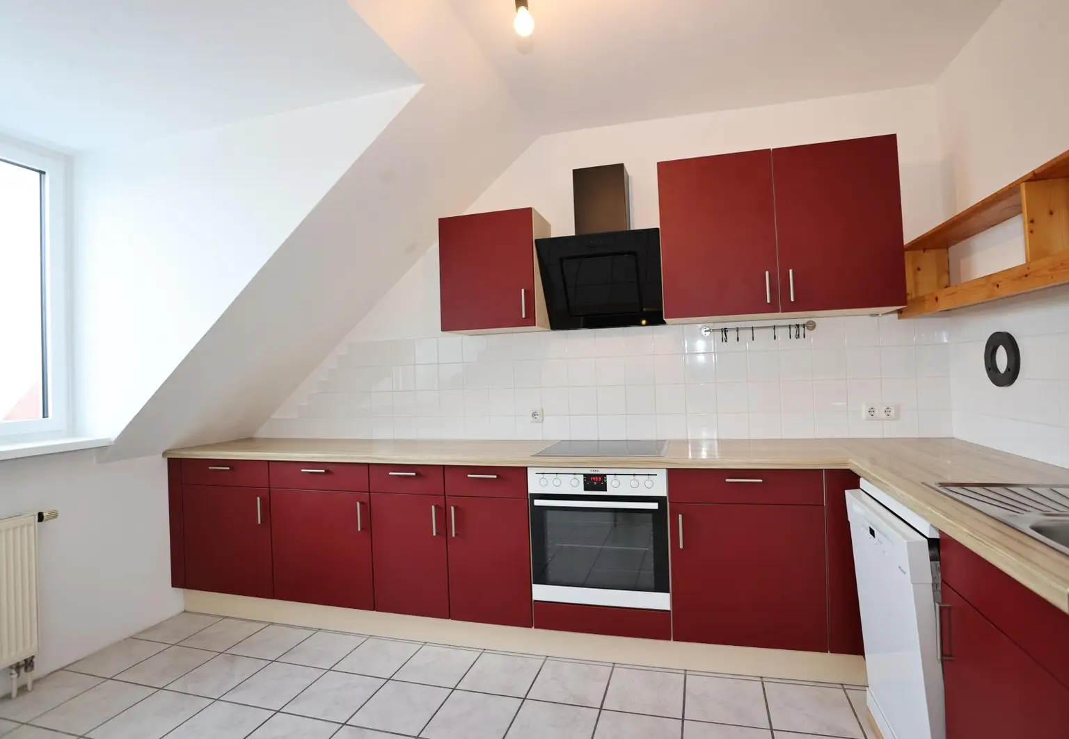 große Küche mit E-Geräten