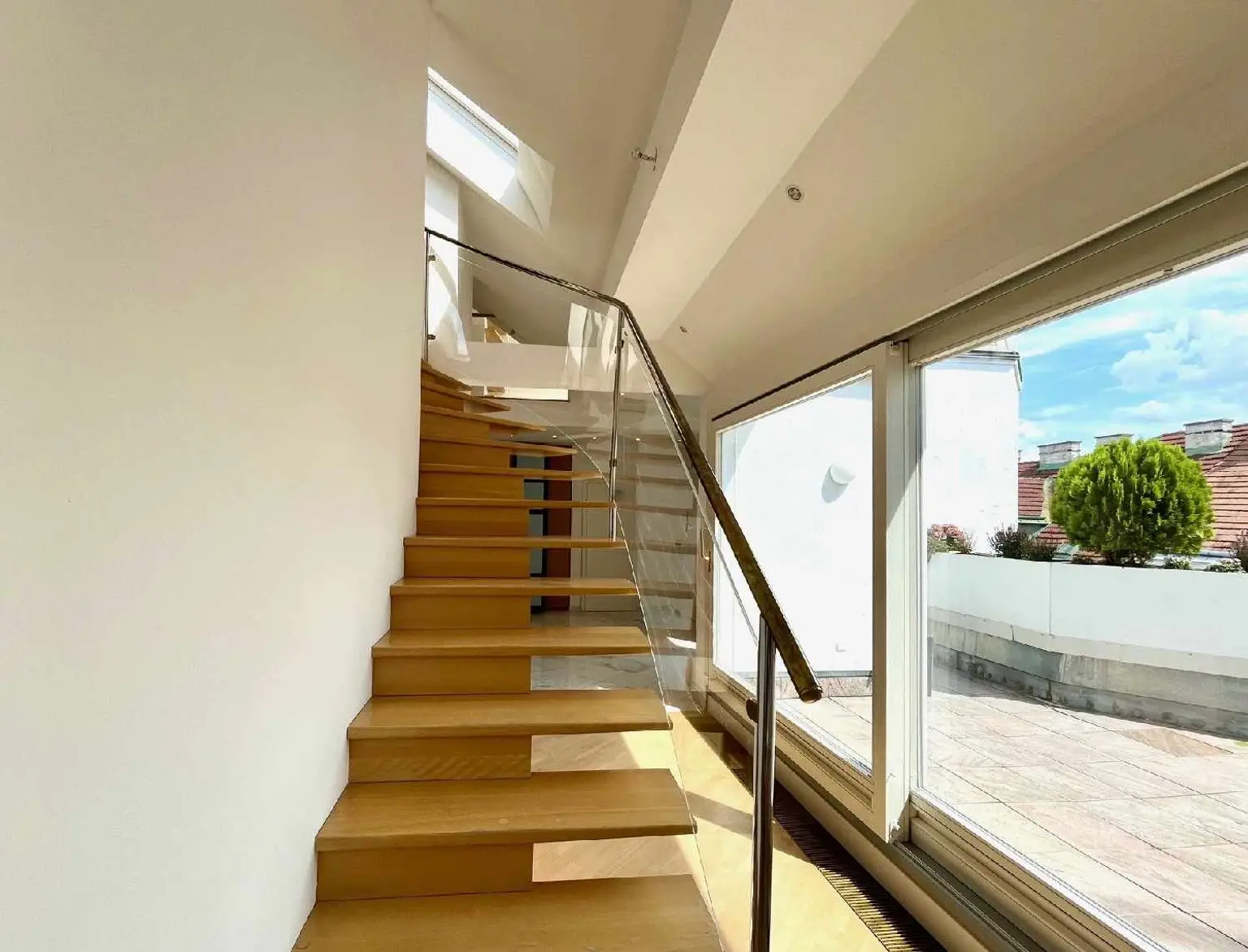 Extravagantes, kultiges 80 ties Retro Chic XXL Penthouse!
Miami Vice meets Raumschiff Enterprise