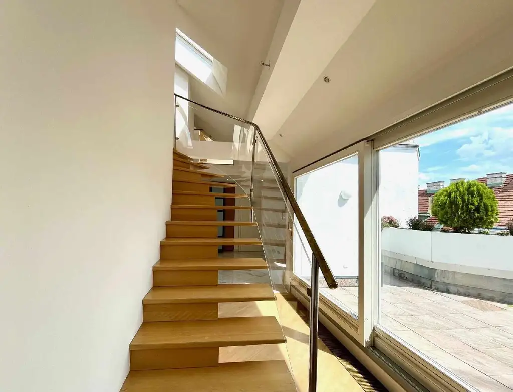Extravagantes, kultiges 80 ties Retro Chic XXL Penthouse!
Miami Vice meets Raumschiff Enterprise